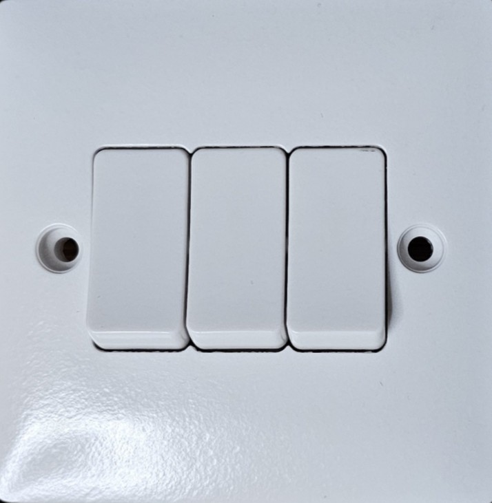 Switch 81306Q - 3 Gang 1 Way, 10AX-250V White