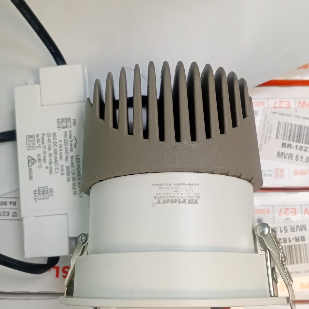 MOVEBLE SPOT LIGHT
JD1136-18W-WH 6K
Z000638/JD1136-18WH